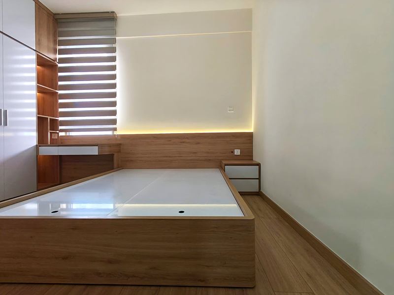 Giường và vách ốp đầu giường bằng gỗ sồi sáng