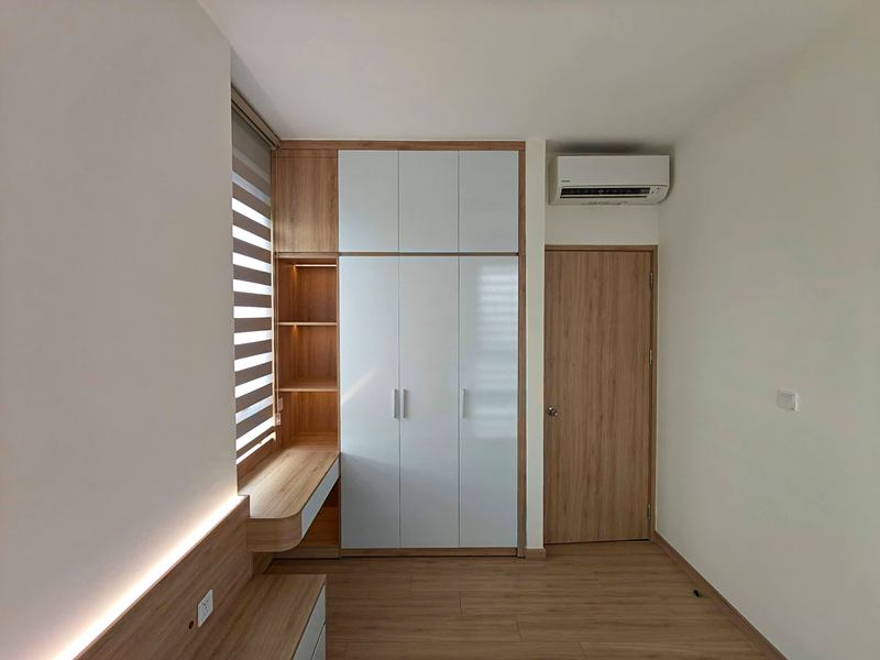 Tủ áo cánh trắng cao đến trần, cạnh tủ có kệ mở