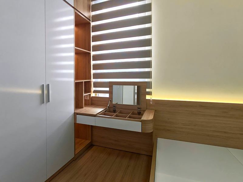 Bàn trang điểm liền tủ áo, mặt bàn có gương lật