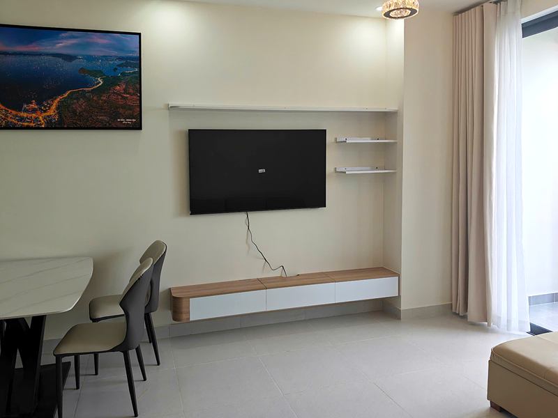 Kệ tivi treo tường màu gỗ sáng và hai kệ trang trí