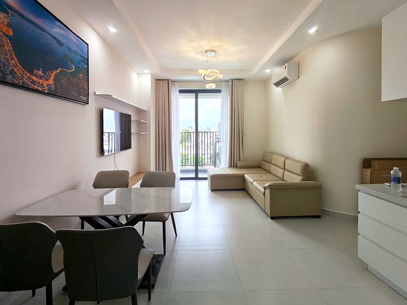 Phòng khách nhìn ra ban công với sofa và bàn ăn