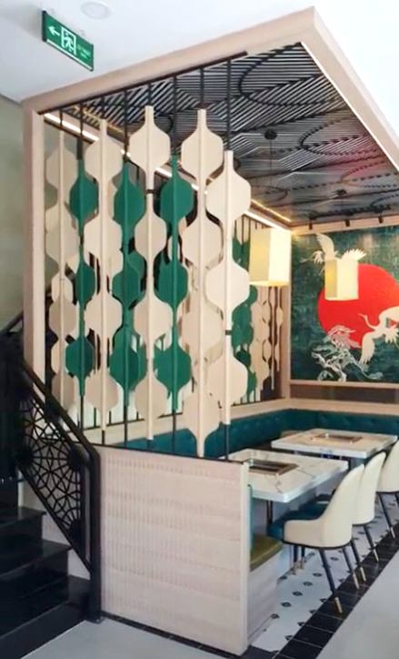 Vách ngăn hoa văn màu xanh cạnh cầu thang
