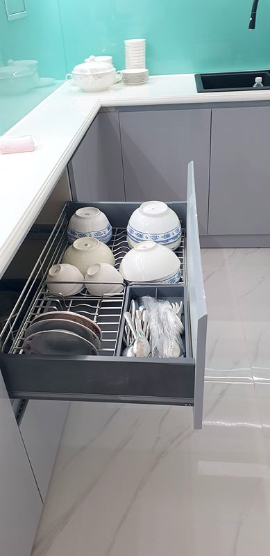Ngăn kéo để bát đĩa trong tủ bếp dưới