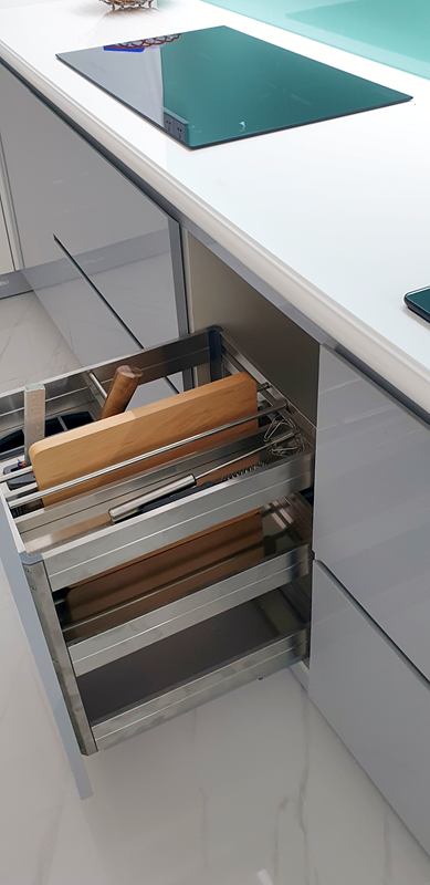 Giá dao thớt dạng kéo cạnh bếp từ