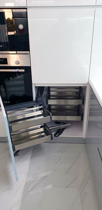 Giá kéo ở góc tủ bếp